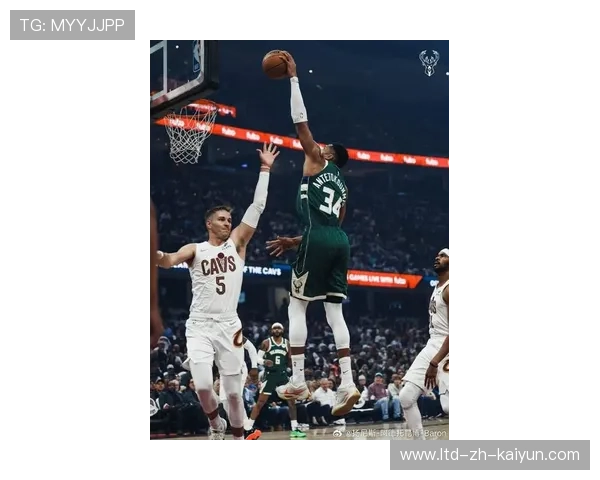 字母哥稳稳收下篮板，密尔沃基雄鹿结束悬念